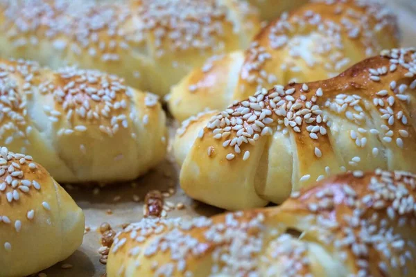 Croissant Recién Horneado Pastelería Casera Con Sésamo —  Fotos de Stock
