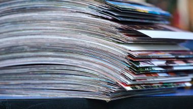 Taze basılmış renkli fotoğrafların yığını .