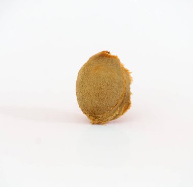 Kayısı çekirdeği beyaz arkaplanda izole edildi