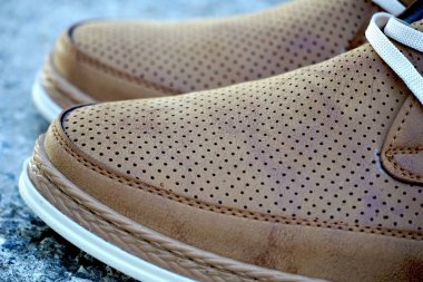 Yeni bir çift kahverengi erkek ayakkabısı.