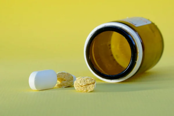Pharmapillen Tabletten Auf Gelbem Hintergrund Gesundheitskonzepte — Stockfoto