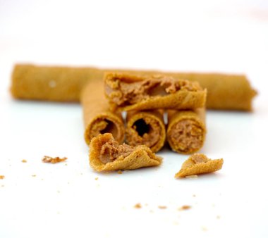 Beyaz üzerine izole edilmiş lezzetli çikolatalı turta. Klasik çerez keki.