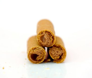 Beyaz üzerine izole edilmiş lezzetli çikolatalı turta. Klasik çerez keki.