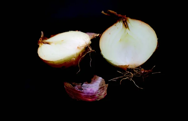 Cebola Vermelha Cortada Pela Metade Fundo Escuro — Fotografia de Stock