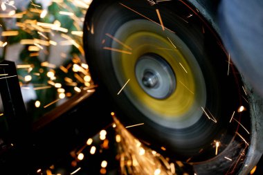 Kıvılcımlar saçan metaller, taşlar ve seramiklerle