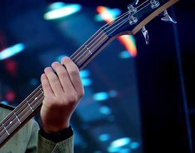 Gitarist bas sahne arkasında, renkli, yumuşak odak ve bulanık.