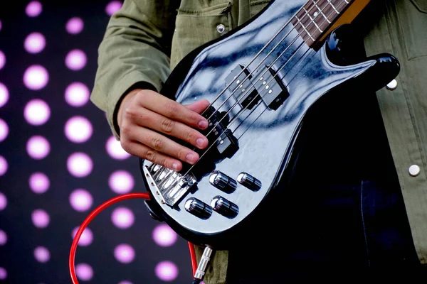 吉他手低音在舞台上的背景 五彩斑斓 柔和的焦点和模糊 — 图库照片