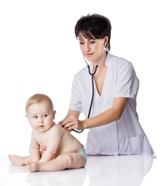 Hermoso médico y bebé sobre un fondo blanco. — Foto de Stock