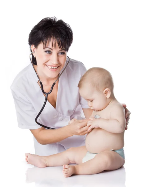 Belo médico e bebê em um fundo branco. — Fotografia de Stock