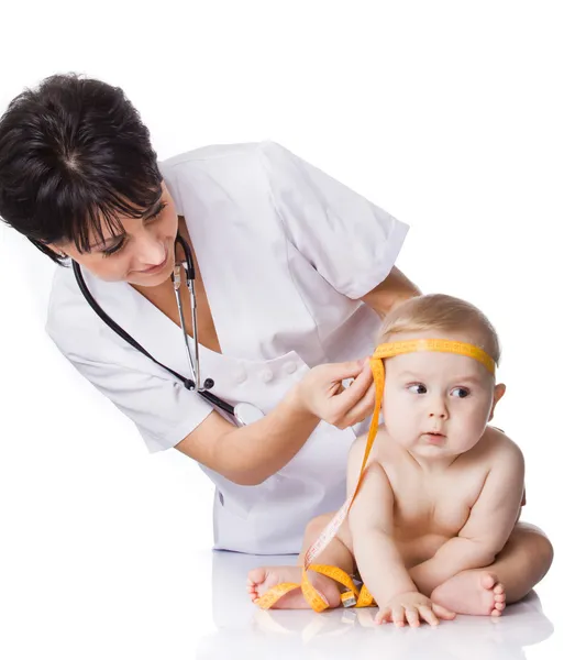 Vackra läkaren och baby på en vit bakgrund. läkare åtgärder — Stockfoto