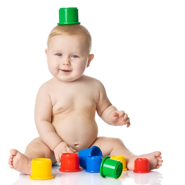 Baby spielt mit Tasse Spielzeug. isoliert auf weißem Hintergrund — Stockfoto