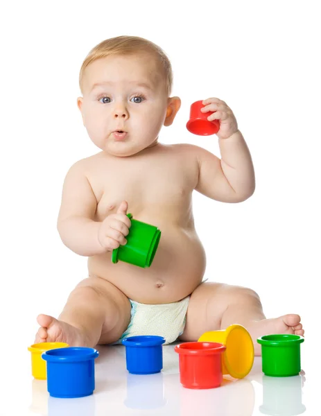 Baby spielt mit Tasse Spielzeug. isoliert auf weißem Hintergrund — Stockfoto