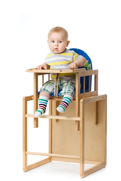 Bebê sentado em cadeira alta. — Fotografia de Stock