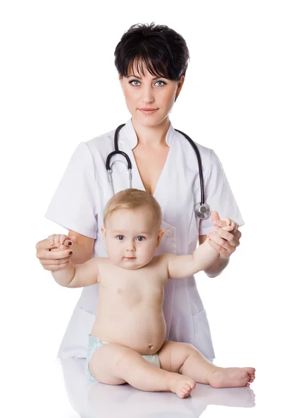 Mooie dokter en baby op een witte achtergrond. Rechtenvrije Stockfoto's