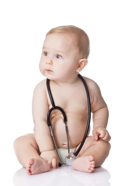 白い背景に聴診器で甘い赤ちゃん。かわいい赤ちゃん — ストック写真