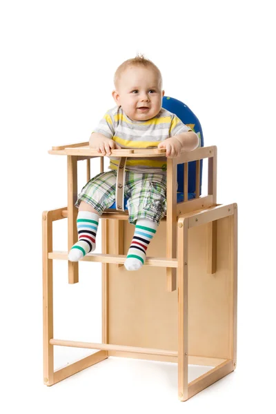 Barnet sitter i barnstol. — Stockfoto