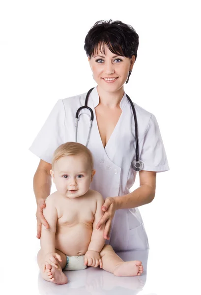 Schöne Ärztin und Baby auf weißem Hintergrund. Stockbild
