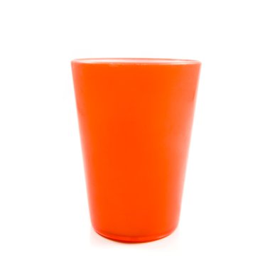 Turuncu plastik kap üzerinde beyaz izole