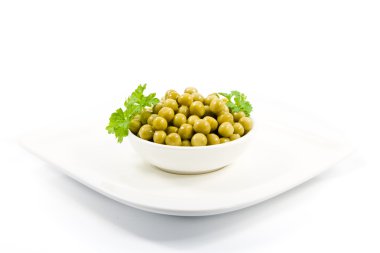 Kasedeki yeşil fasulye beyaza izole edilmiş.