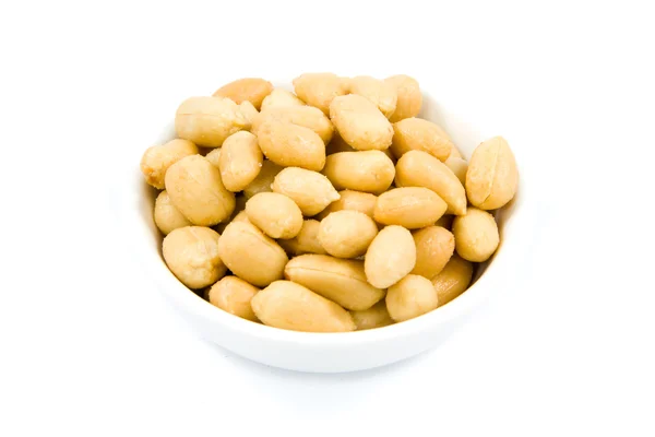 Соленый арахис. Орехи в маленькой миске — стоковое фото