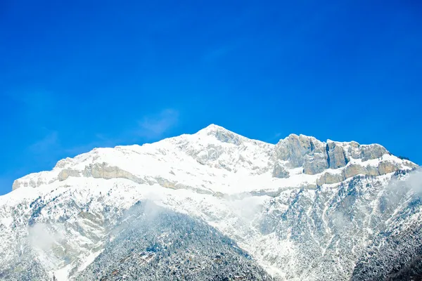 산의 풍경을 눈으로 덮여 있습니다. 눈 덮인 산. — 스톡 사진