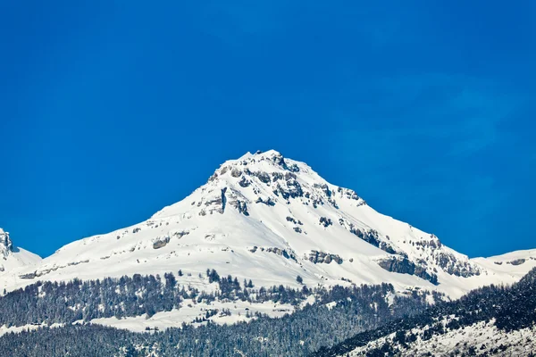 Landskap av berg täckta med snö. snötäckta berg. — Stockfoto
