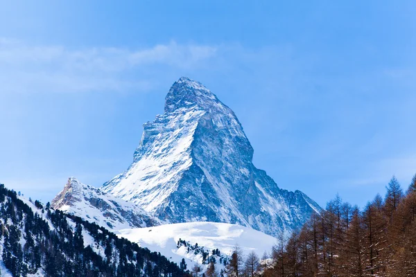 Гора Маттерхорн из Швейцарии. Зима в швейцарских Альпах — стоковое фото