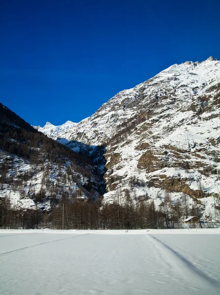 Landskap av berg täckta med snö. snötäckta berg. — Stockfoto