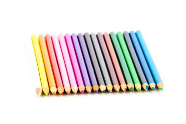 Beyaz arka plan üzerinde izole renkli kalemler. birçok farklı col