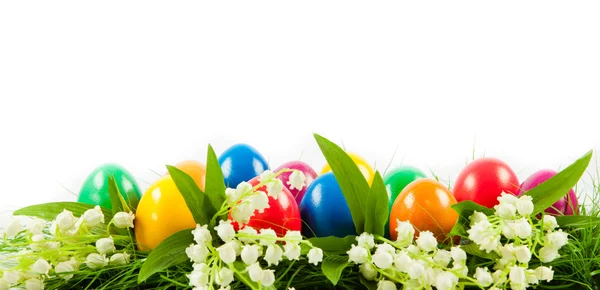 新鮮な緑の芝生での復活祭の卵 . — ストック写真