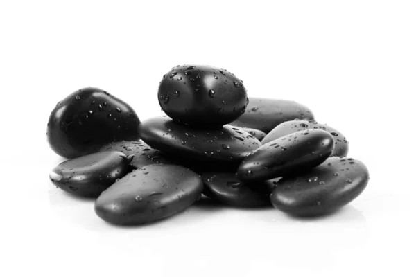 Zwarte massage stenen gestapeld, geïsoleerd. — Stockfoto