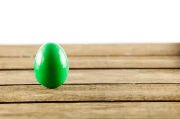 Színes húsvéti tojást a régi fa háttér. húsvéti koncepció. — Stock Fotó