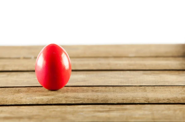Eski ahşap arka plan üzerinde renkli Paskalya yumurtaları. Paskalya kavramı. — Stok fotoğraf