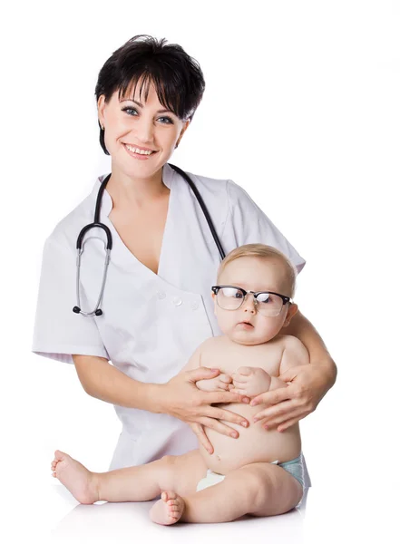 Schöne Ärztin und Baby auf weißem Hintergrund. — Stockfoto