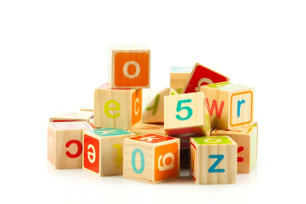 Cubos de juguete de madera con letras. Bloques de alfabeto de madera. —  Fotos de Stock