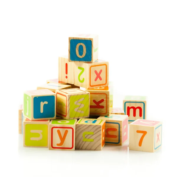 Cubos de juguete de madera con letras. Bloques de alfabeto de madera. —  Fotos de Stock