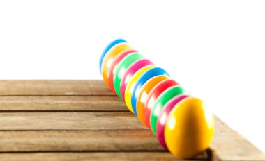 eski ahşap arka plan üzerinde renkli Paskalya yumurtaları. Paskalya kavramı.