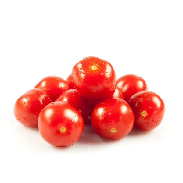 Körsbärstomater. färska tomater på vit bakgrund. röd tomat — Stockfoto