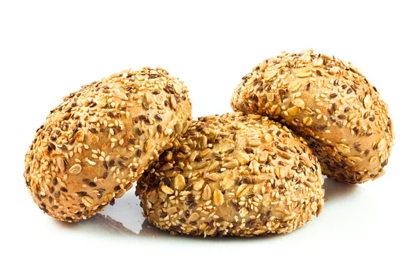 Круглий цільнозерновий хліб. рівномірні булочки з різними насінням . — стокове фото