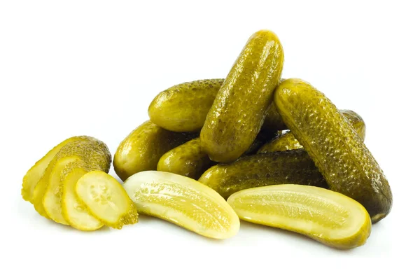 Concombres marinés. Gherkins sur fond blanc — Photo