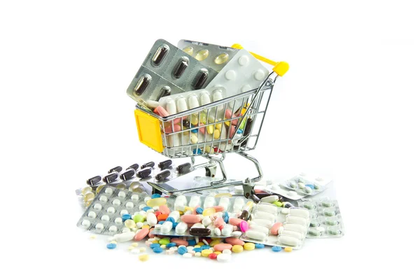Warenkorb voller Tabletten isoliert auf weiß. Warenkorb-Witz — Stockfoto