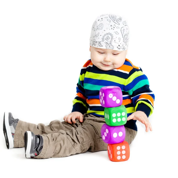 Bebé está jugando con juguetes sobre fondo blanco. Gracioso poco k — Foto de Stock