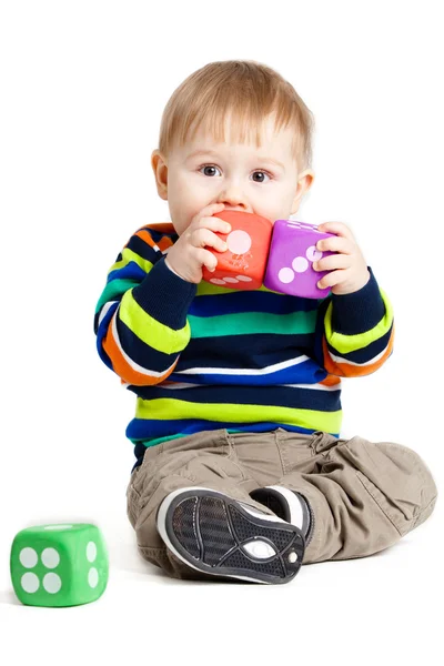 Bebê está brincando com brinquedos sobre fundo branco. Pequeno engraçado k — Fotografia de Stock