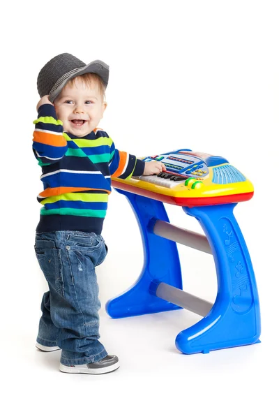 Rapazinho e o teclado no fundo branco. menino engraçado bebê . — Fotografia de Stock