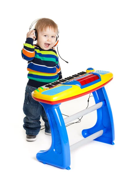 Rapazinho e o teclado no fundo branco. menino engraçado bebê . — Fotografia de Stock