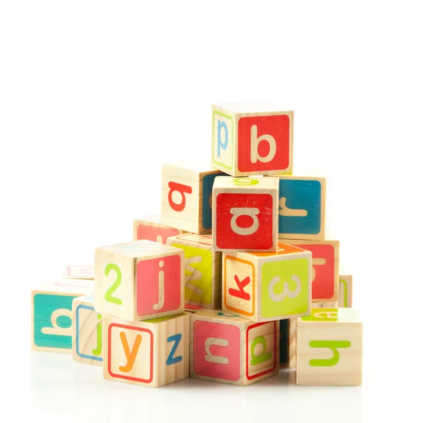 Cubos de brinquedo de madeira com letras. Blocos de alfabeto de madeira. — Fotografia de Stock