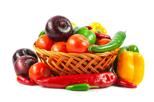 Légumes frais dans le panier isolé sur blanc. Légumes bio. Co — Photo