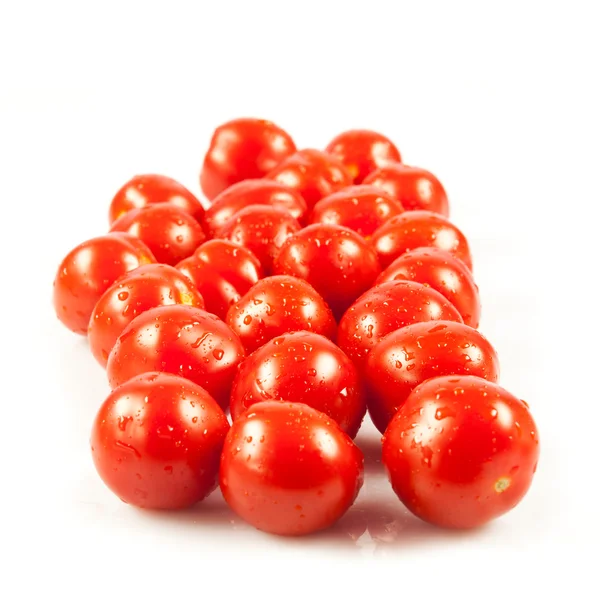 Tomates cereja. tomates frescos sobre fundo branco. tomate vermelho — Fotografia de Stock