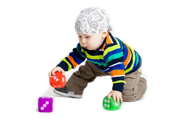 赤ちゃんは、白い背景の上のおもちゃで遊んでいます。面白い少し k — ストック写真