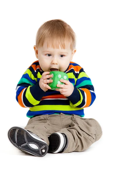 Bambino sta giocando con i giocattoli su sfondo bianco. Divertente piccolo k — Foto Stock